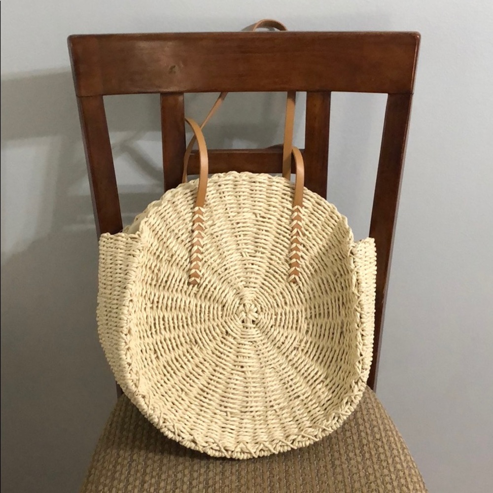 Round straw tote